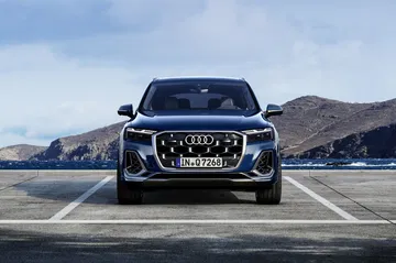 Imponente vista frontal del Audi Q7, destacando su parrilla y diseño de luces