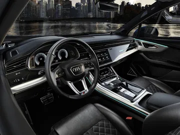 Vista lateral del lujoso habitáculo del Audi Q7 2024 con acabados premium.