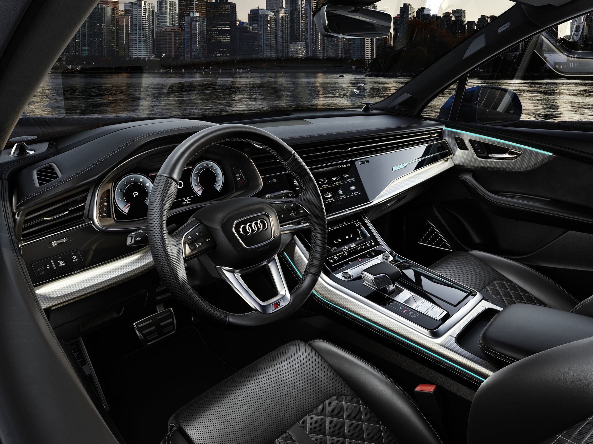 Vista lateral del lujoso habitáculo del Audi Q7 2024 con acabados premium.