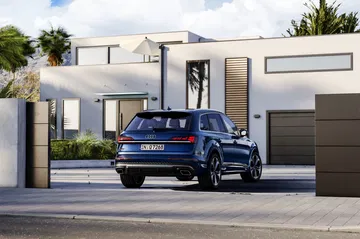 Vista trasera y lateral del Audi Q7 2024, destacando su robustez y diseño elegante.