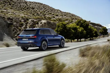 Vista dinámica del Audi Q7 2024 que resalta su diseño robusto y elegante.