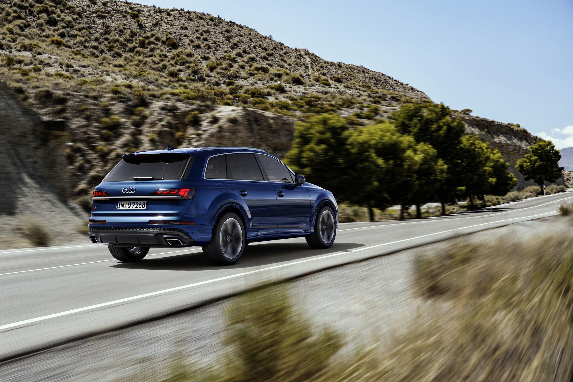 Vista dinámica del Audi Q7 2024 que resalta su diseño robusto y elegante.
