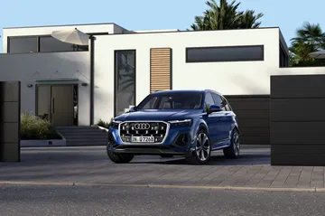 Vista frontal y lateral del Audi Q7, mostrando su imponente diseño.