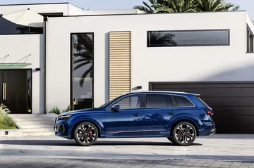 Vista lateral del Audi Q7 2024 destacando su diseño y dimensiones.