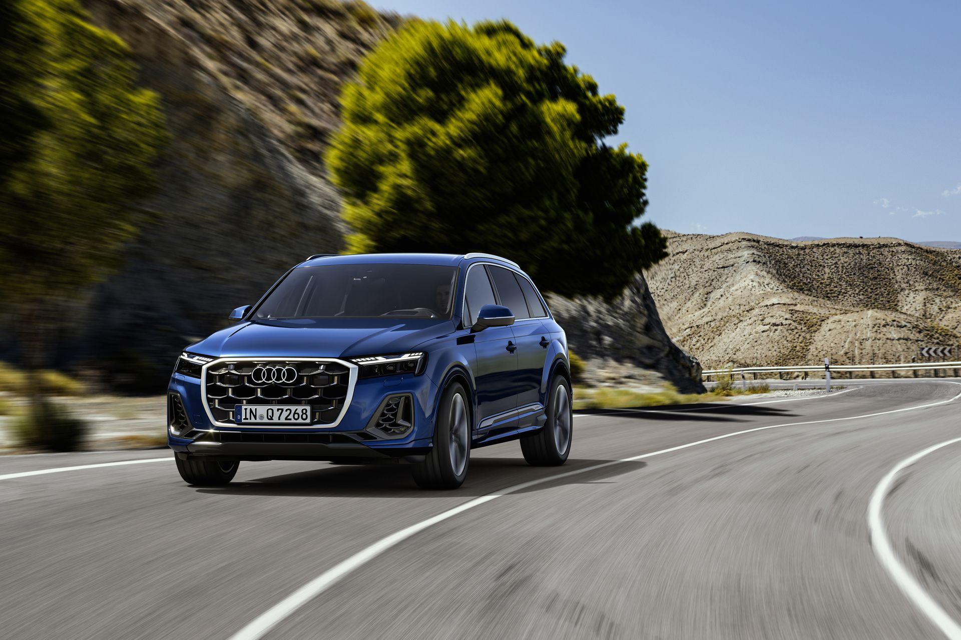 El Audi Q7 muestra su perfil lateral en movimiento, elegancia y dinamismo.