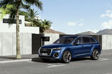 AUDI Q7 2024 mostrando su línea lateral y diseño dinámico.