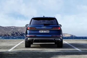 Vista trasera del Audi Q7, destacando luces LED y diseño de parachoques.