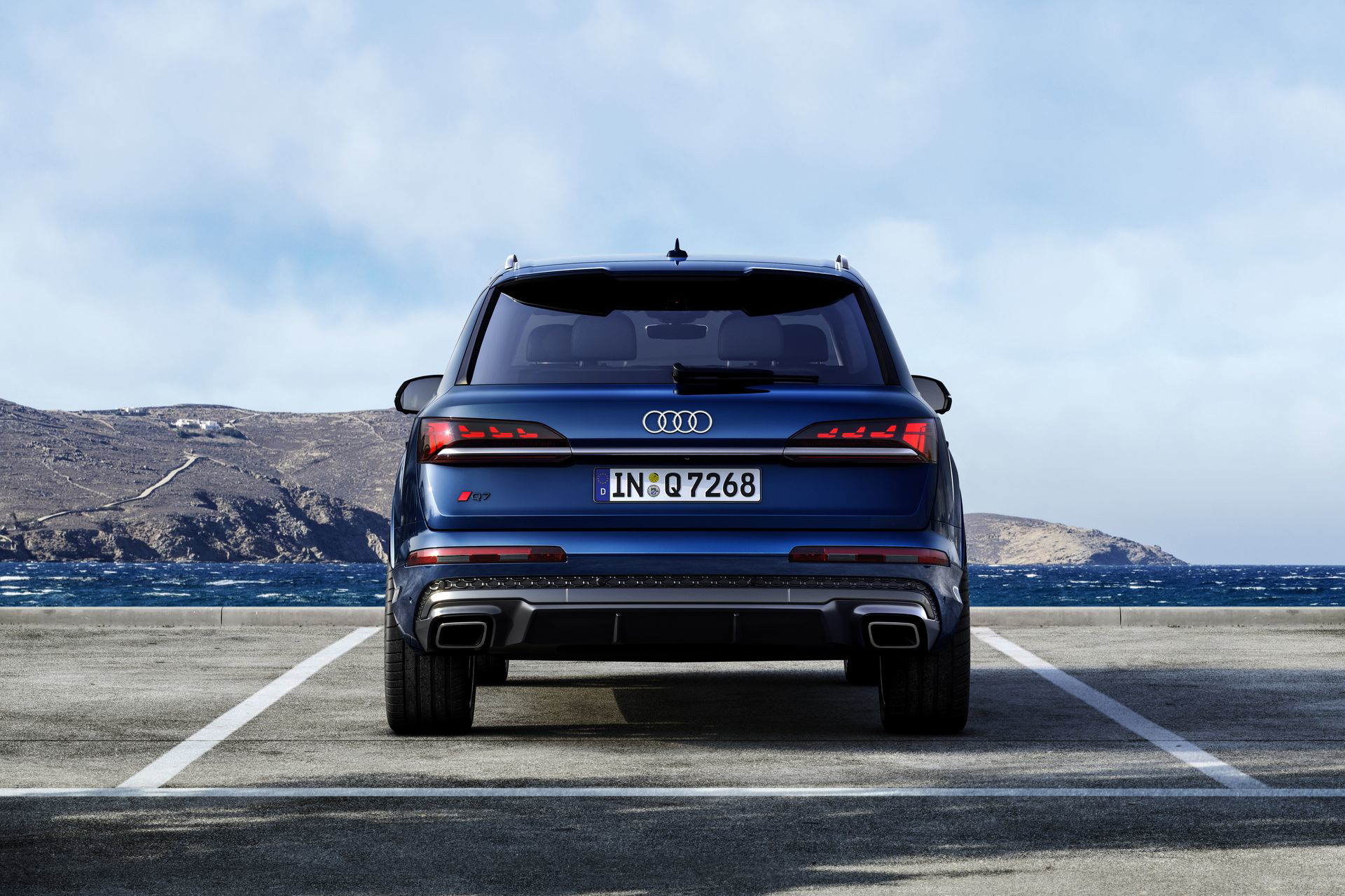 Vista trasera del Audi Q7, destacando luces LED y diseño de parachoques.