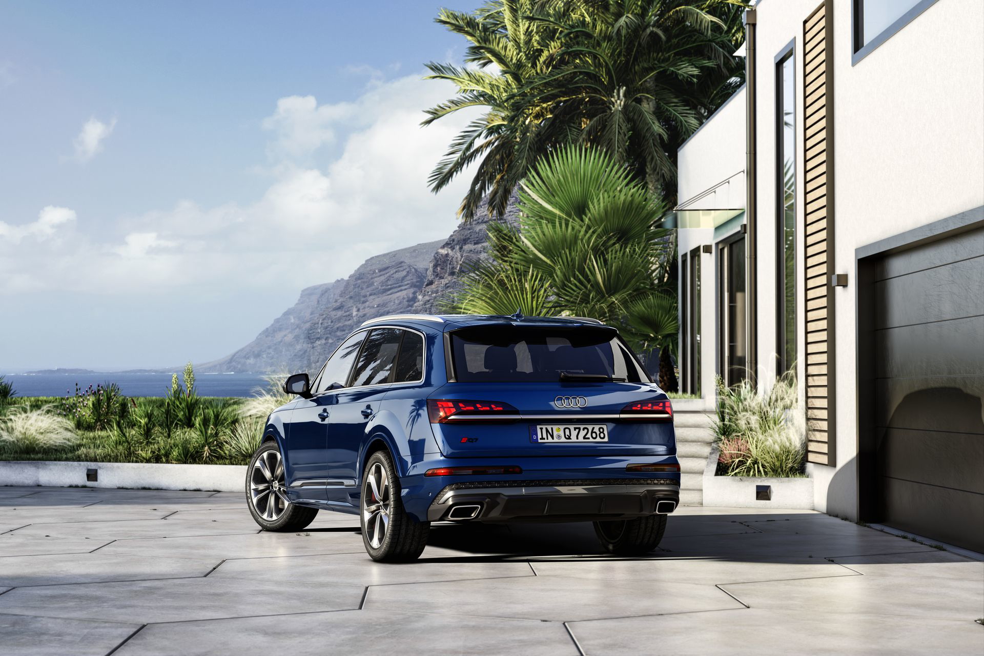 Audi Q7 mostrando su imponente diseño trasero y línea lateral.