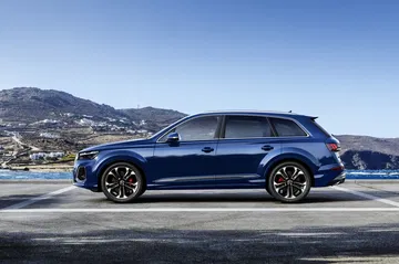 Vista lateral del Audi Q7 2024 mostrando su imponente diseño.