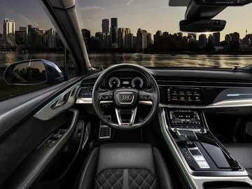 Volante y consola central del Audi Q7 con acabados premium.