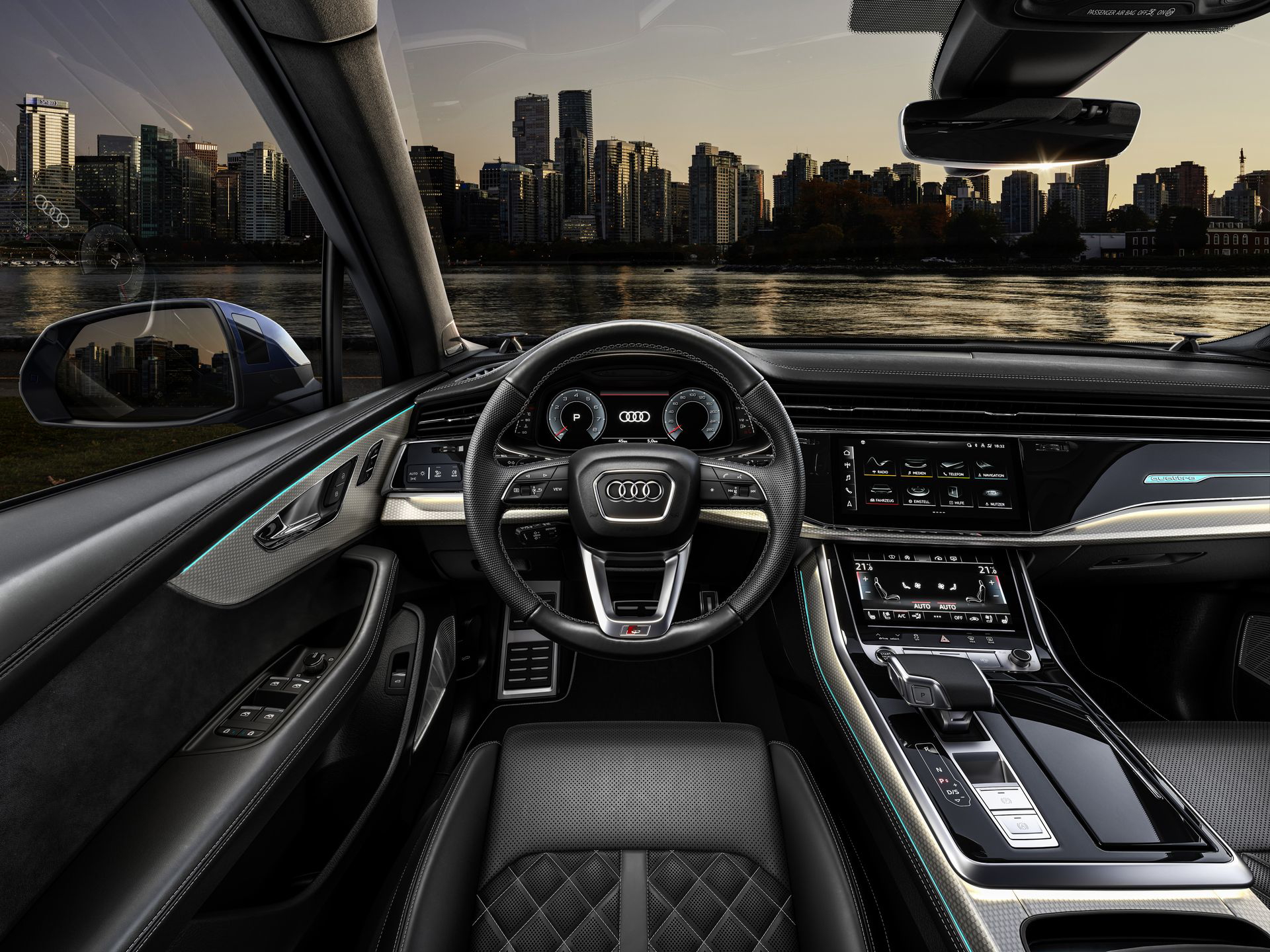 Volante y consola central del Audi Q7 con acabados premium.