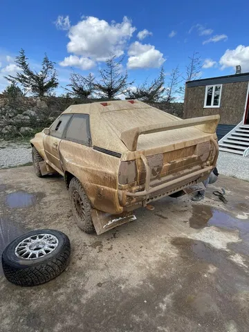 Vista trasera y lateral del legendario Audi Quattro en el Dakar.