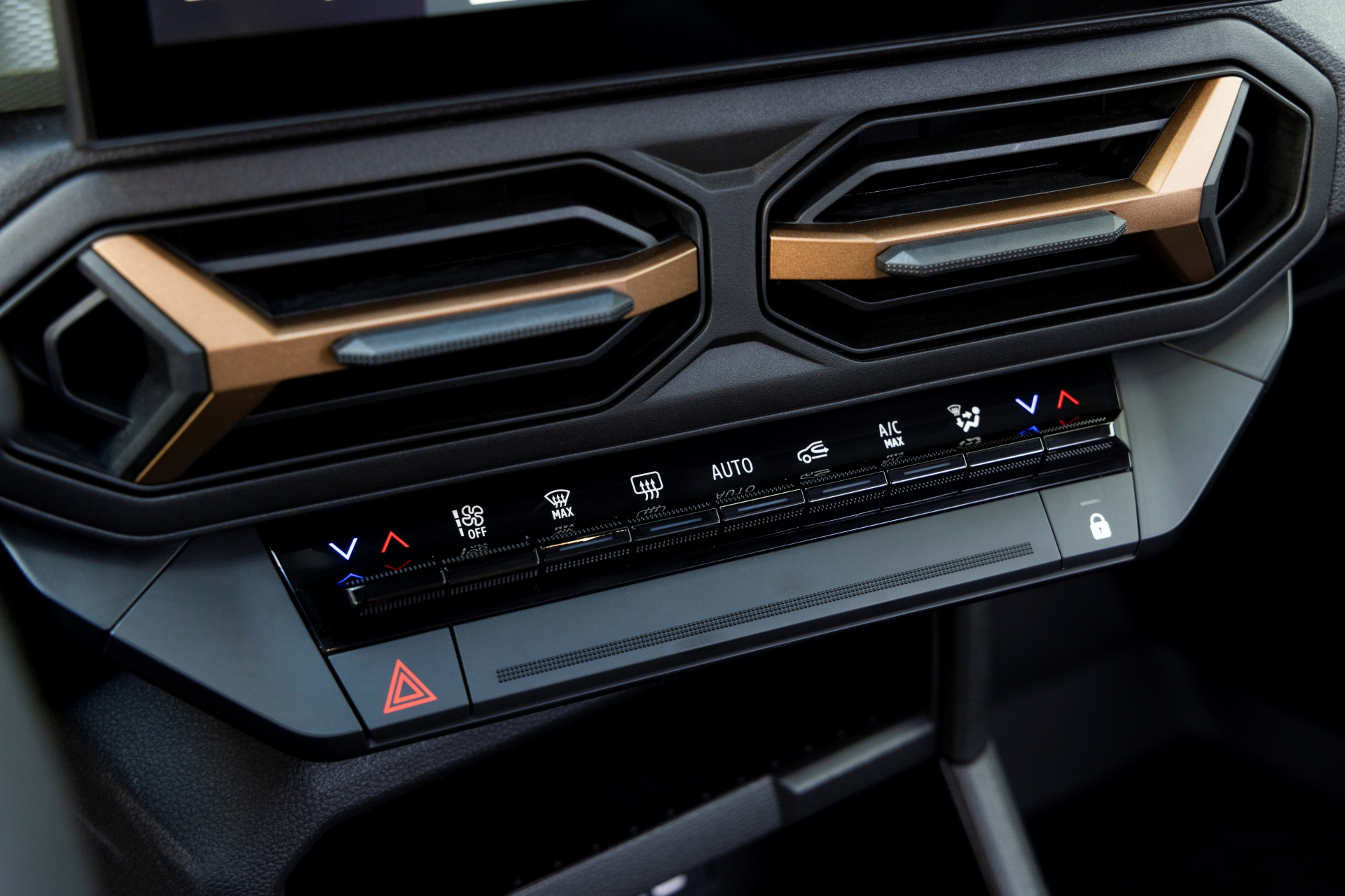 Vista cercana del panel de instrumentos del Bigster 4x4, acabados modernos y elegantes.