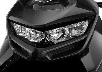 Vista cercana de los faros delanteros de la BMW C 400 GT, iluminación LED distintiva.