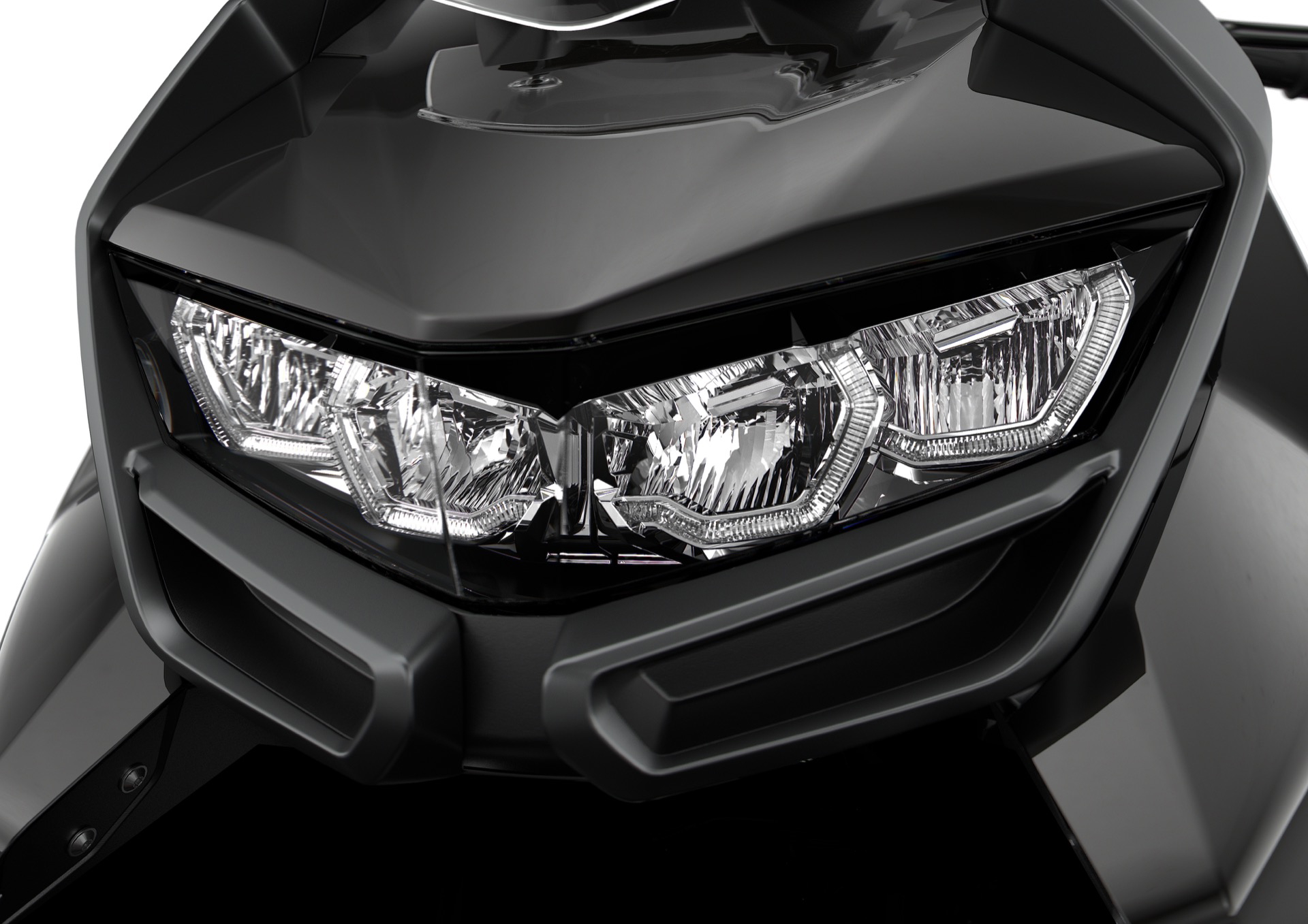 Vista cercana de los faros delanteros de la BMW C 400 GT, iluminación LED distintiva.