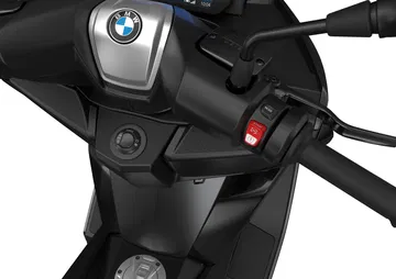 Vista cercana del cuadro de instrumentos de la BMW C 400 GT.