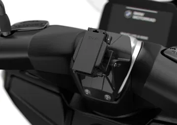 Vista cercana de los mandos del BMW C 400 GT, enfocando ergonomía y diseño.