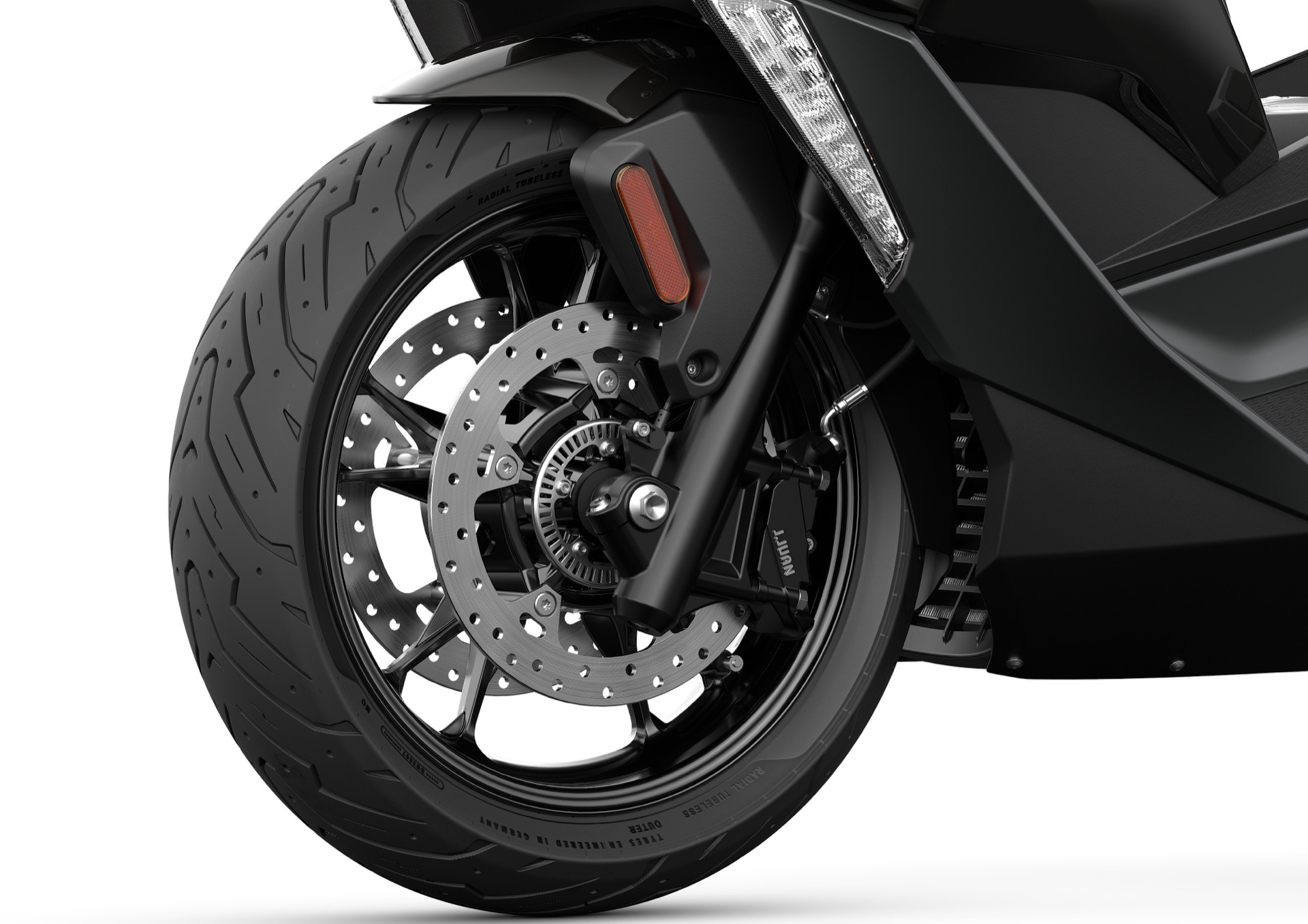 Freno y rueda delantera del BMW C 400 GT, mostrando su robustez y diseño.