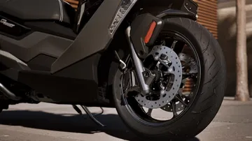 Imagen detallada de BMW C 400 GT mostrando robustez y estilo