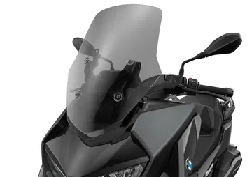 Vista lateral del BMW C 400 GT destacando su diseño y ergonomía para el entorno urbano.