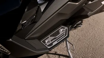 BMW C 400 GT con diseño lateral robusto, refleja su herencia SUV.