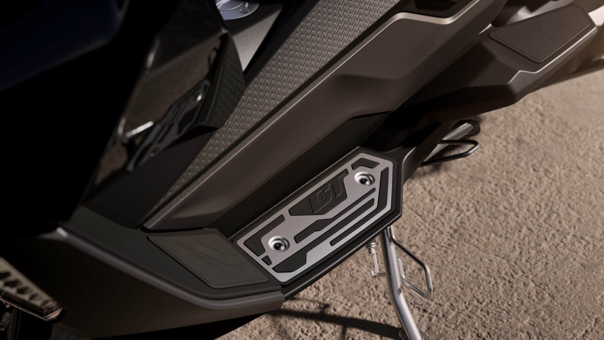 BMW C 400 GT con diseño lateral robusto, refleja su herencia SUV.