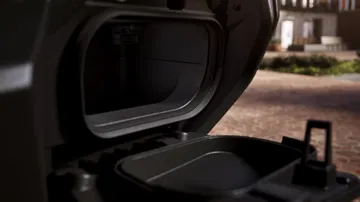 Detalle del compartimento de carga BMW C 400 GT, robustez alemana.