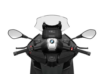 Vista frontal del BMW C 400 GT, destacando su diseño elegante y deportivo.