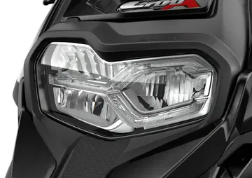 Primer plano del faro BMW C 400 X, diseño y tecnología alemana.