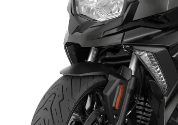 Vista detallada de la rueda delantera de BMW C 400 X, mostrando suspensiones y frenos.