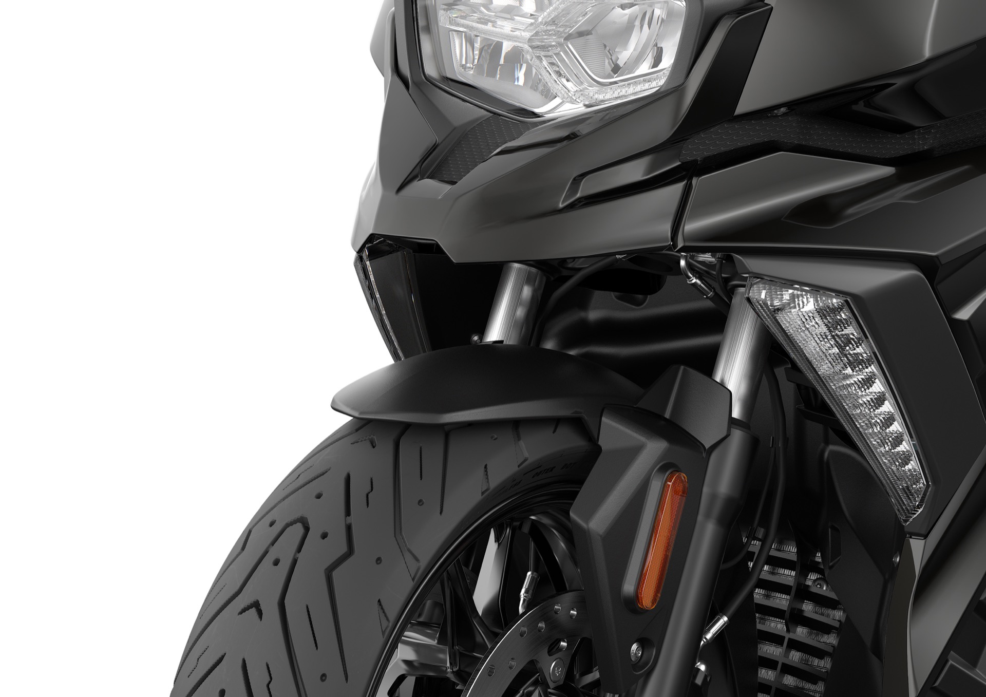 Vista detallada de la rueda delantera de BMW C 400 X, mostrando suspensiones y frenos.