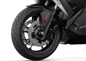 Primer plano de la rueda delantera y suspensión de la BMW C 400 X.