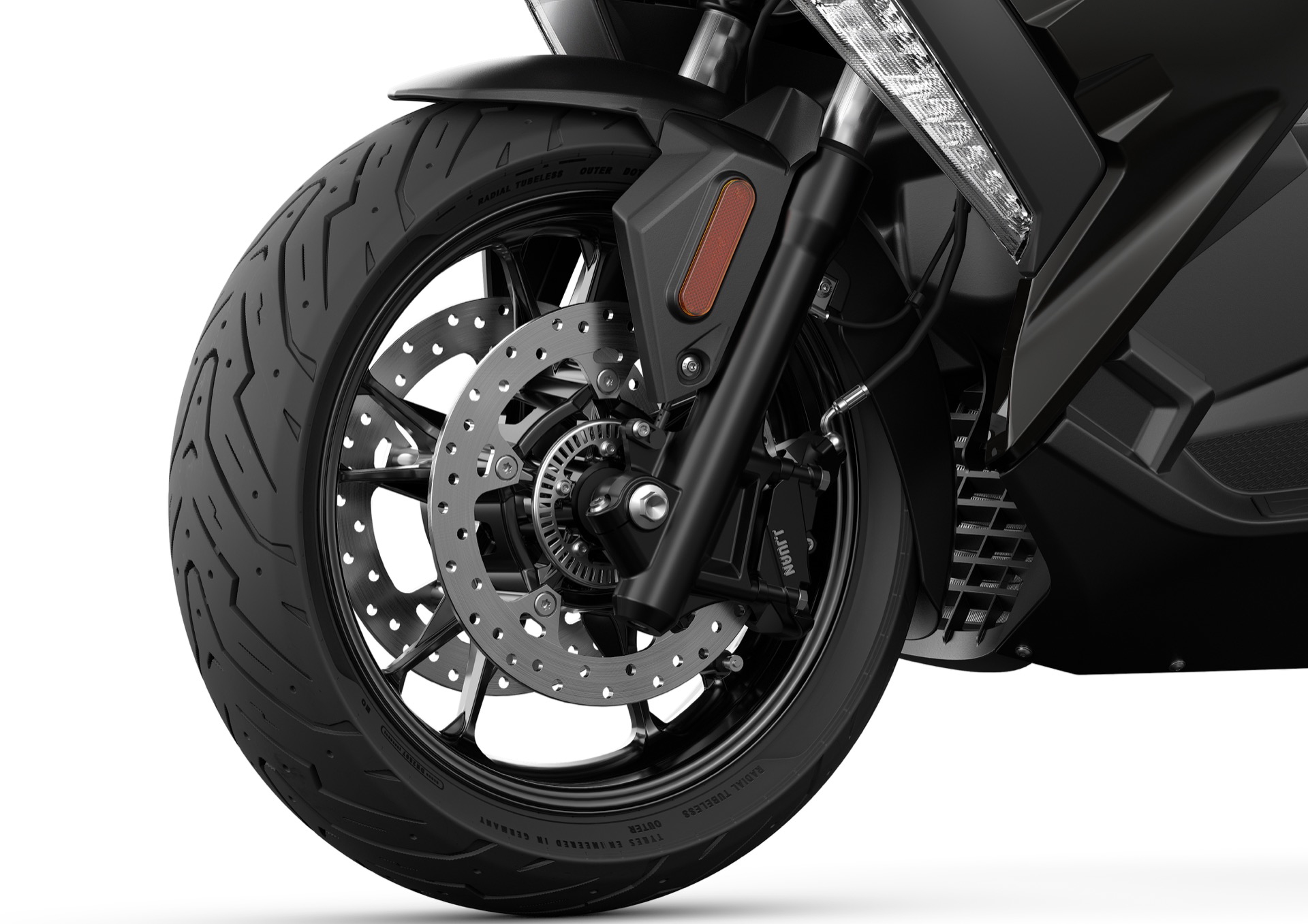 Primer plano de la rueda delantera y suspensión de la BMW C 400 X.