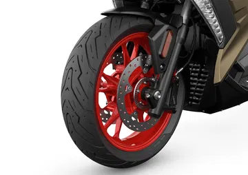 Primer plano de la llanta y freno delantero de BMW C 400 X