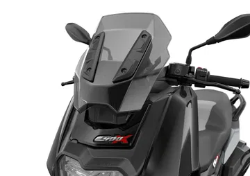 Vista delantera BMW C 400 X, resaltando su diseño que fusiona dinamismo y robustez.