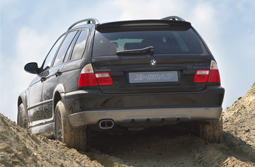 Vista trasera y lateral de un BMW E46 modificado para todoterreno