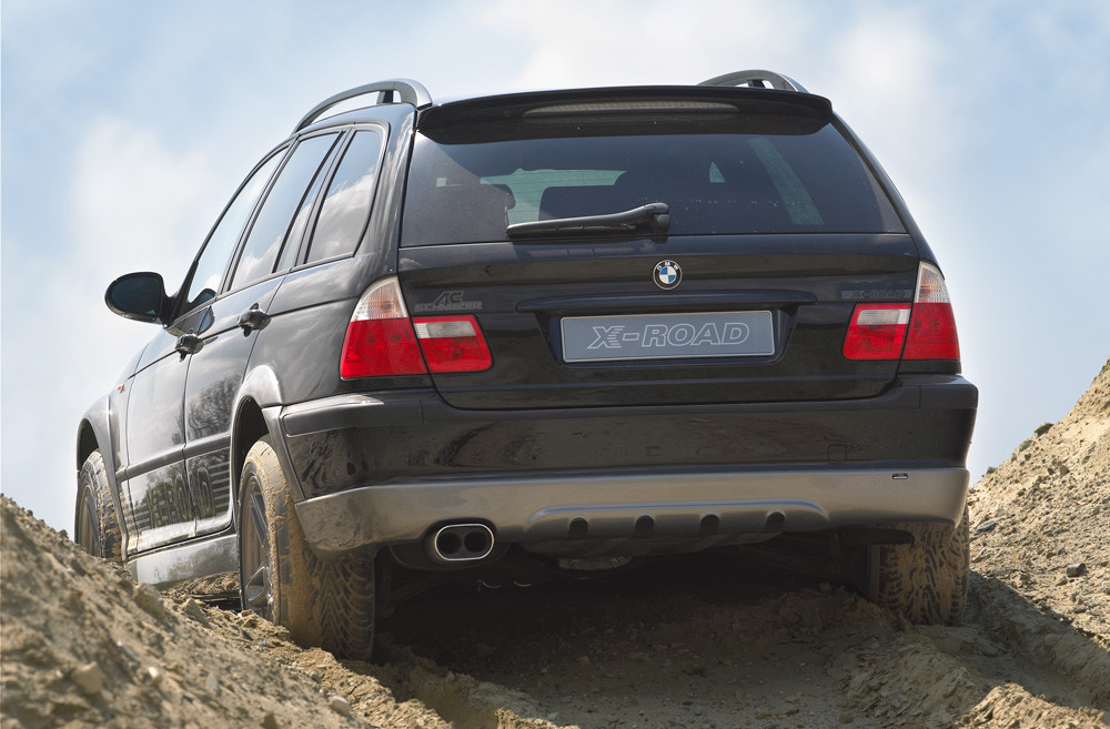 Vista trasera y lateral de un BMW E46 modificado para todoterreno