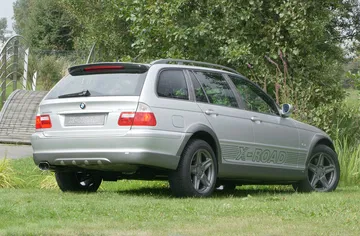 Un BMW E46 elevado y equipado para la aventura todoterreno.
