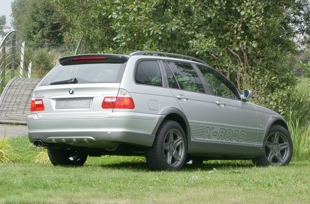 Un BMW E46 elevado y equipado para la aventura todoterreno.
