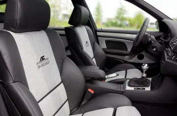 Asientos deportivos de AC Schnitzer con bordado en un BMW E46.