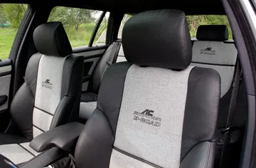 Asientos deportivos con emblema AC Schnitzer, confort y estilo al alcance.