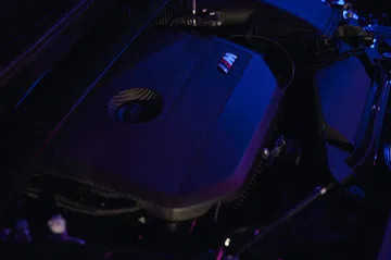 Potente motor BMW M235i xDrive con cubierta de carbono destacando su estética y rendimiento.