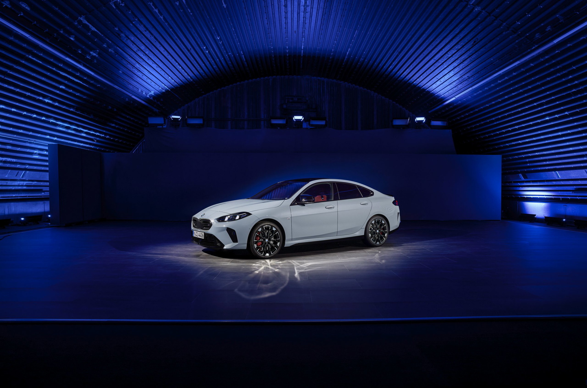 Vista lateral del BMW Serie 2 Gran Coupé, elegancia y deportividad en una sola figura.