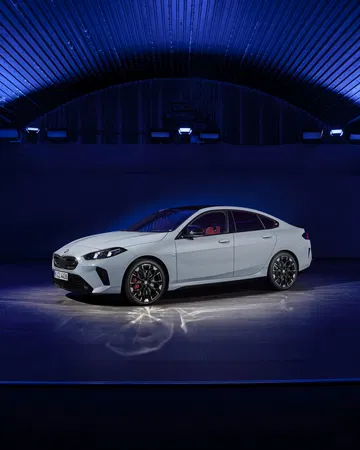 Vista lateral del BMW Serie 2 Gran Coupé, destacando su diseño deportivo y dinámico.