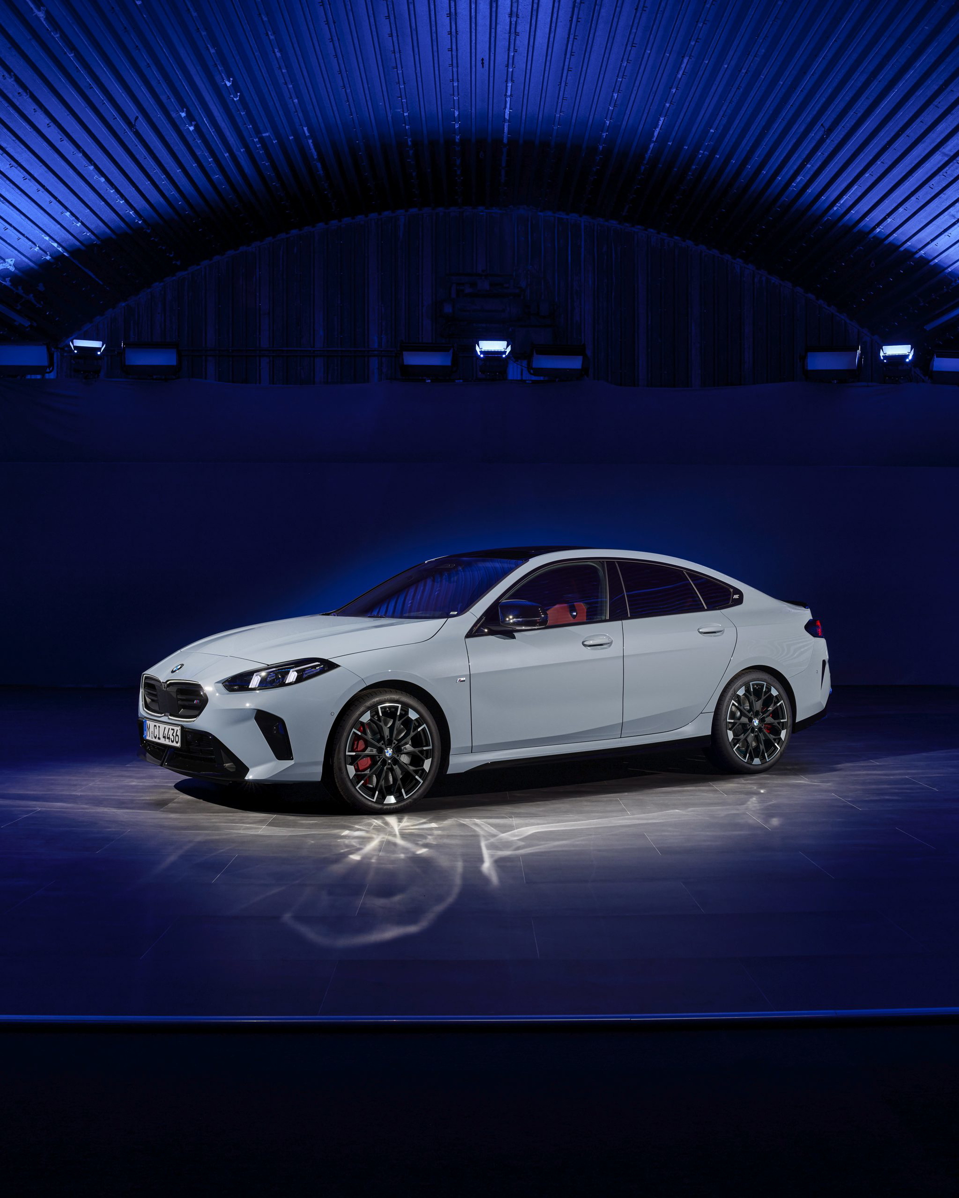 Vista lateral del BMW Serie 2 Gran Coupé, destacando su diseño deportivo y dinámico.