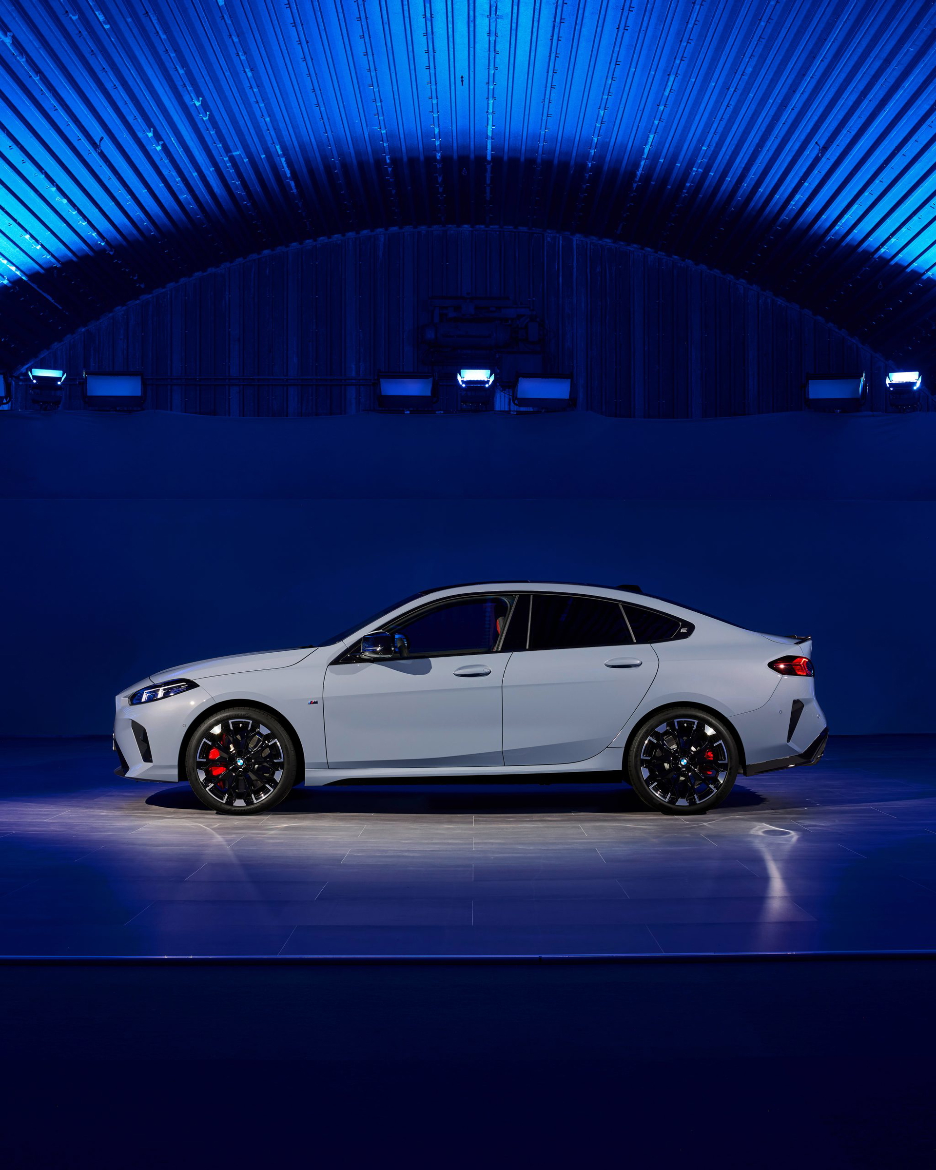 Imagen del perfil lateral del BMW Serie 2 Gran Coupé, mostrando su línea aerodinámica.