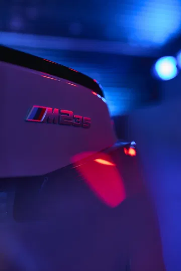 Vista detallada de la zaga del BMW Serie 2 Gran Coupé resaltando su diseño deportivo.
