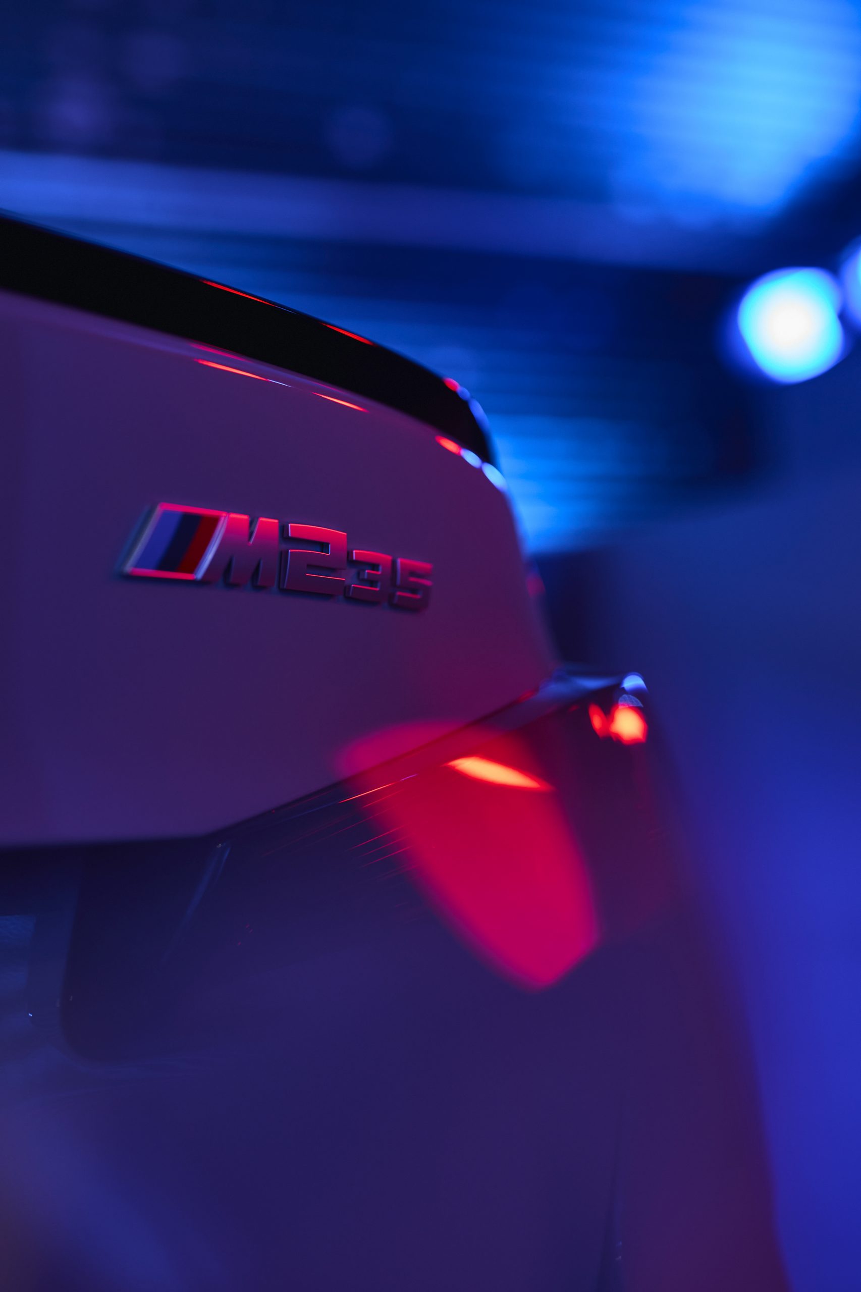 Vista detallada de la zaga del BMW Serie 2 Gran Coupé resaltando su diseño deportivo.