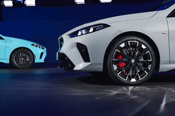 Vista delantera y lateral que destaca la parrilla y diseño deportivo del BMW Serie 2 Gran Coupé.